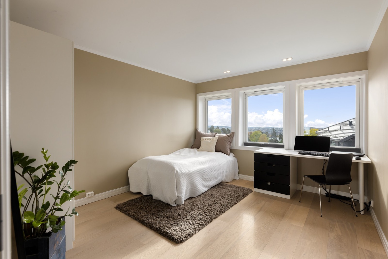 De tre øvrige soverommene har god størrelse hvor to av rommene har garderobeskap. Galleribilde