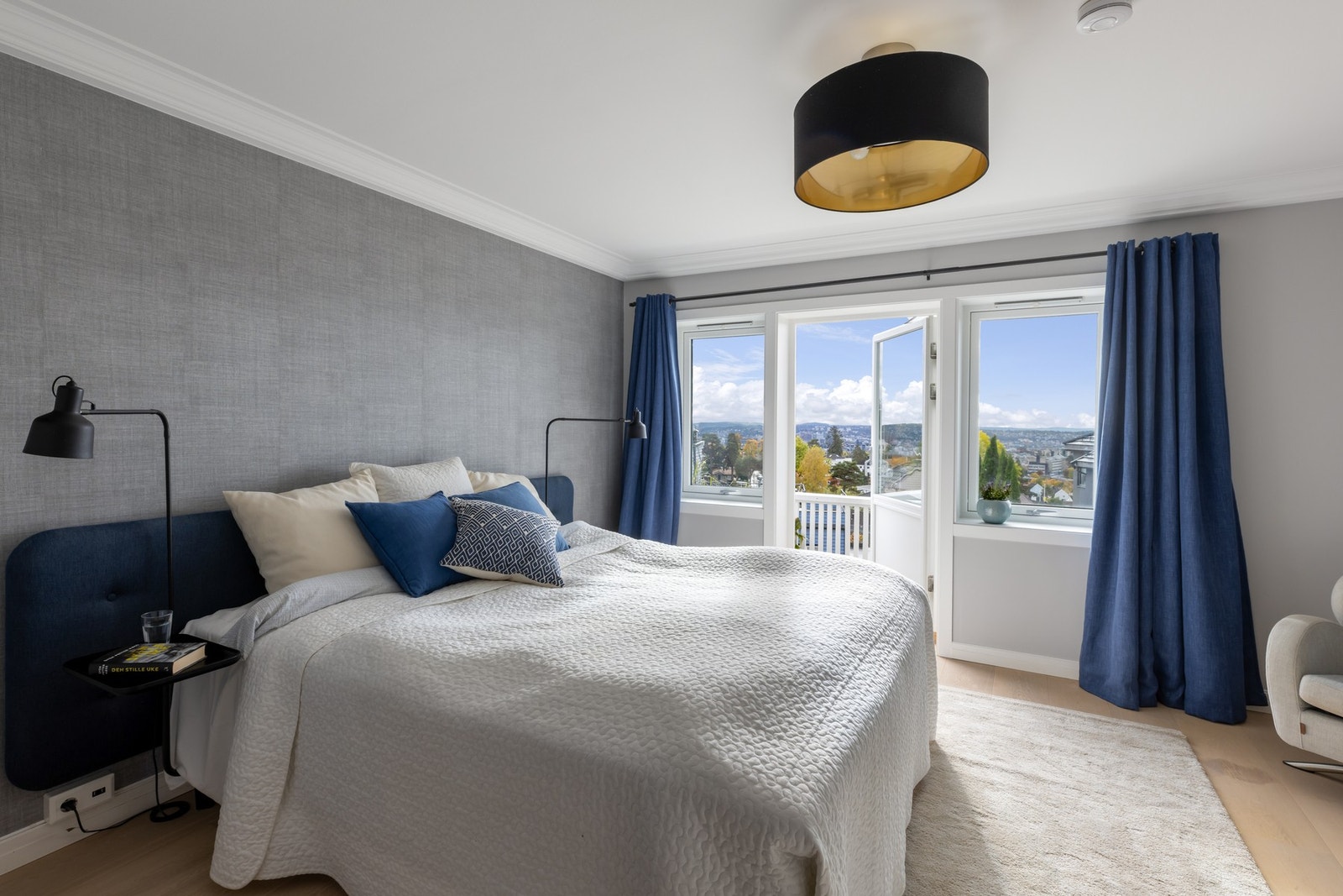 Hovedsoverommet er en privat suite med utgang til veranda. Galleribilde