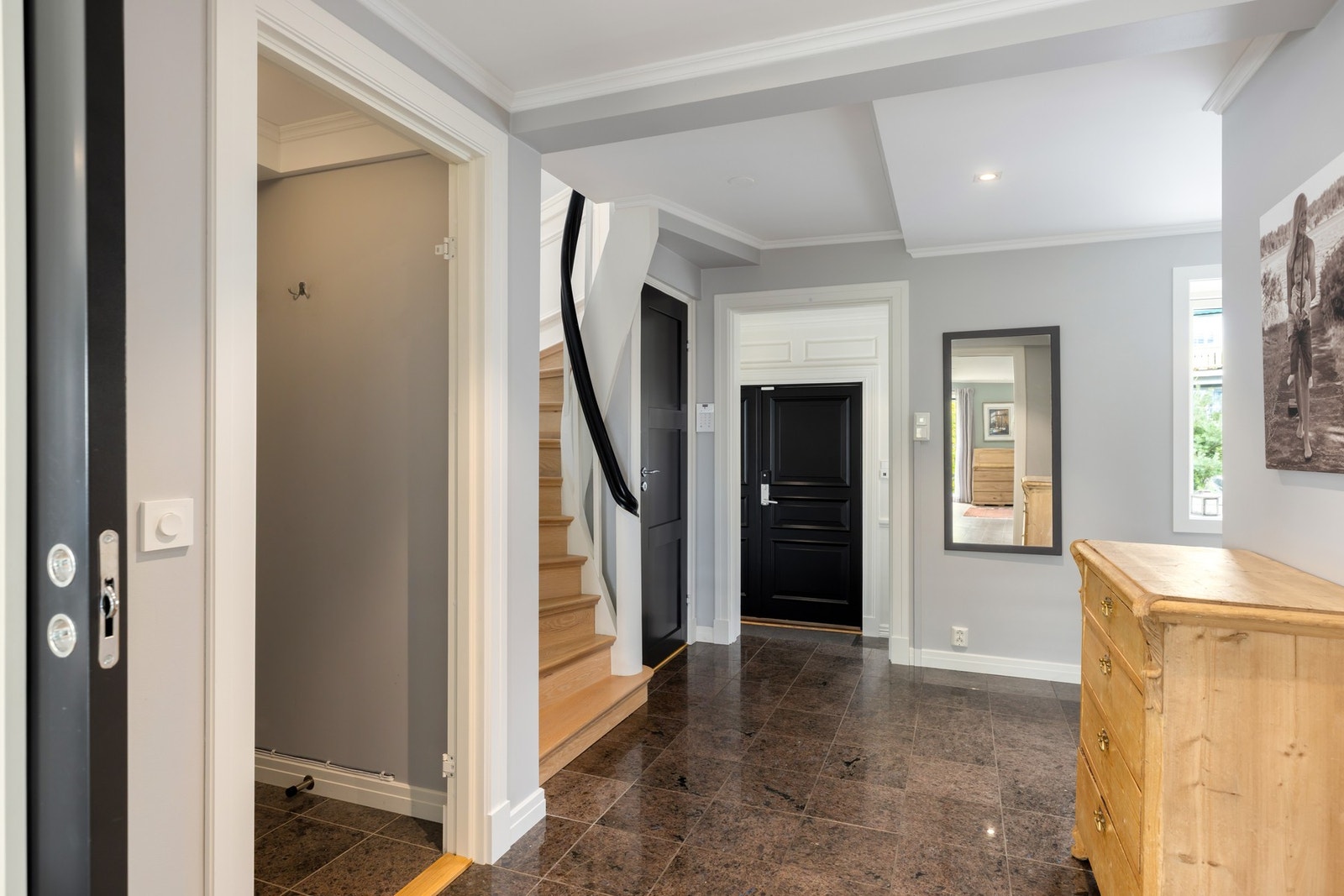 Innbydende entré og gang med praktiske løsninger. Galleribilde