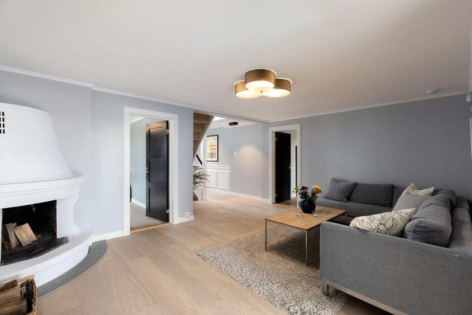 I andre etasje ligger boligens soveavdeling, med fire soverom og peisestue. Galleribilde