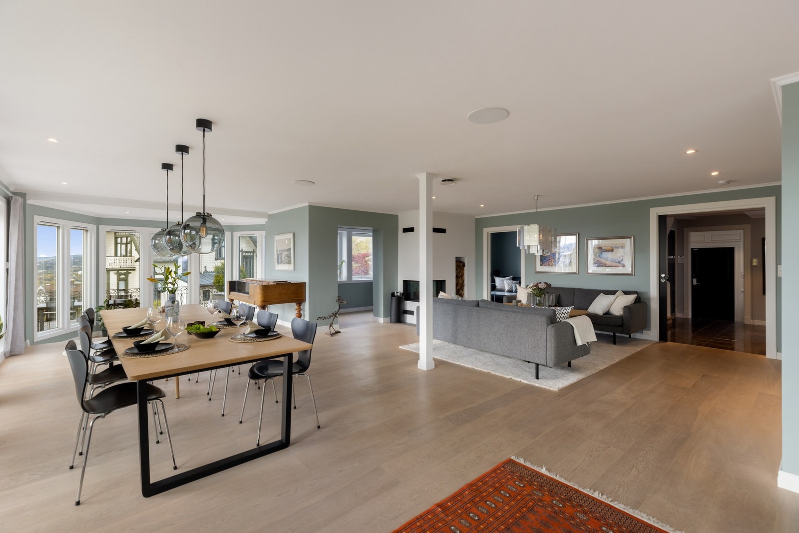 Stuen er et imponerende oppholdsrom der store vindusflater slipper inn rikelig med dagslys. Galleribilde