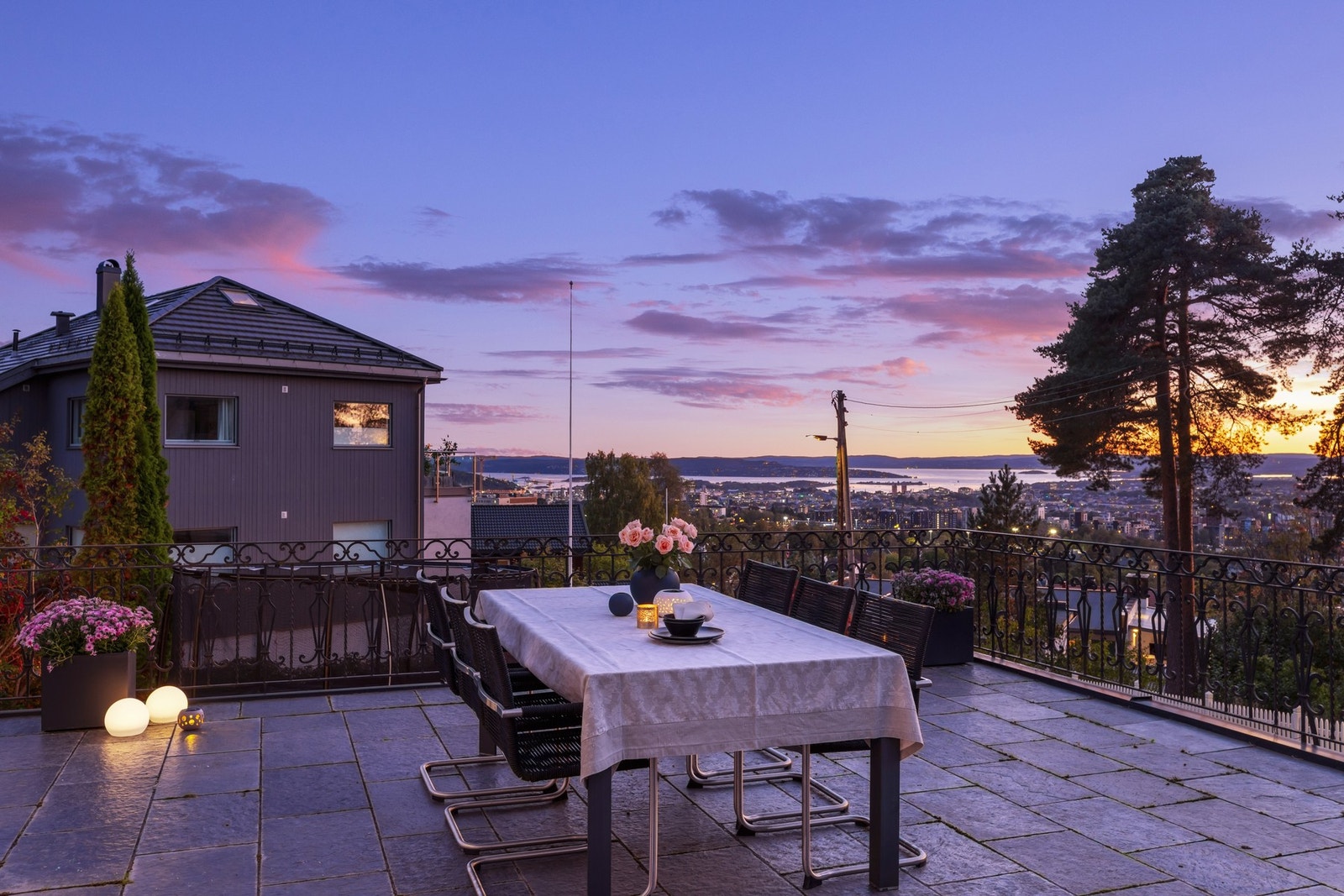 Spektakulær terrasse på ca. 54 kvm - flislagt, romslig og med vidstrakt utsikt mot Oslofjorden. Galleribilde