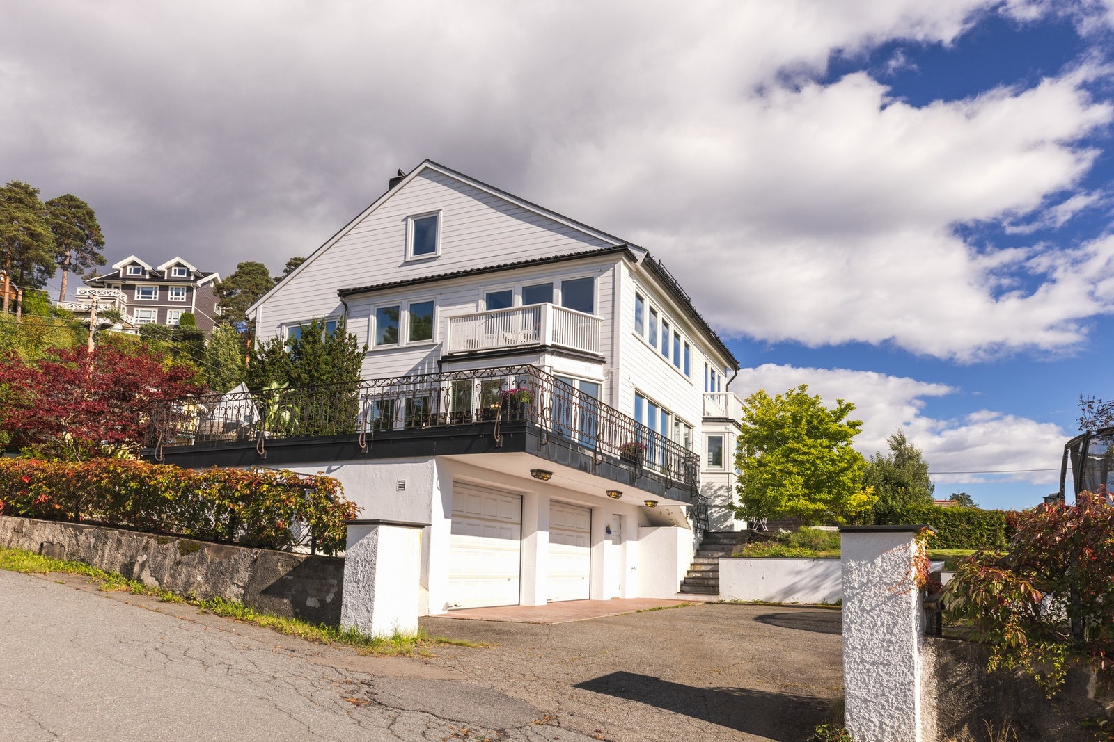 Romslig dobbelgarasje med ladeboks kompletterer dette gjennomførte hjemmet.