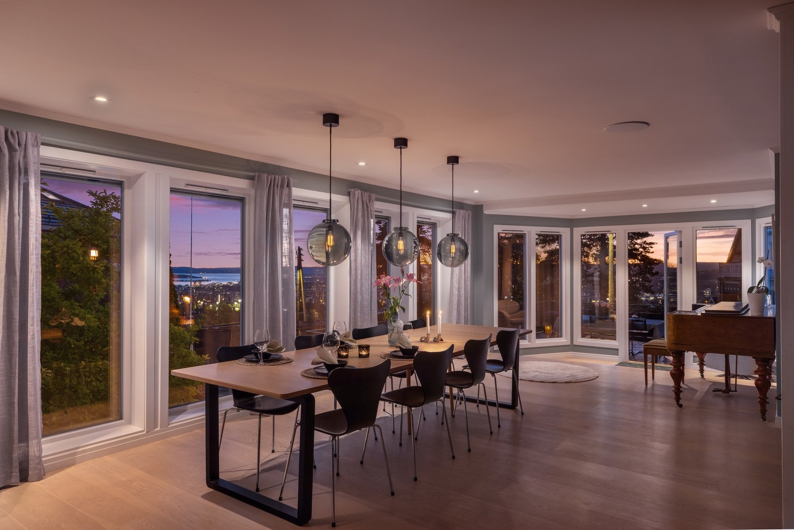 Her skapes en følelse av flyt mellom inne og ute - med utgang til både terrasser og den solrike hagen.