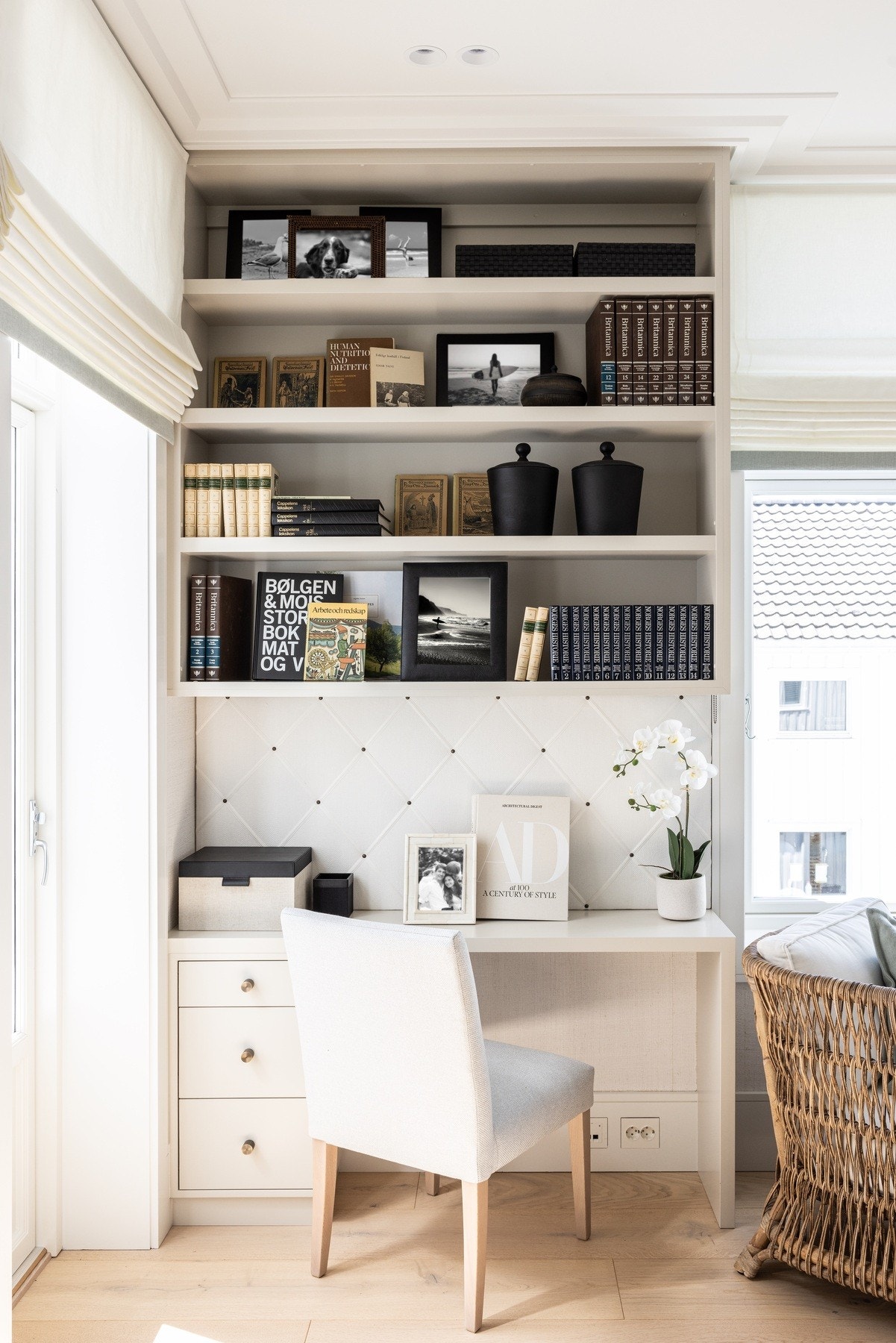 Plassbygd arbeidsplass med hyller og utgang til terrassen. Galleribilde