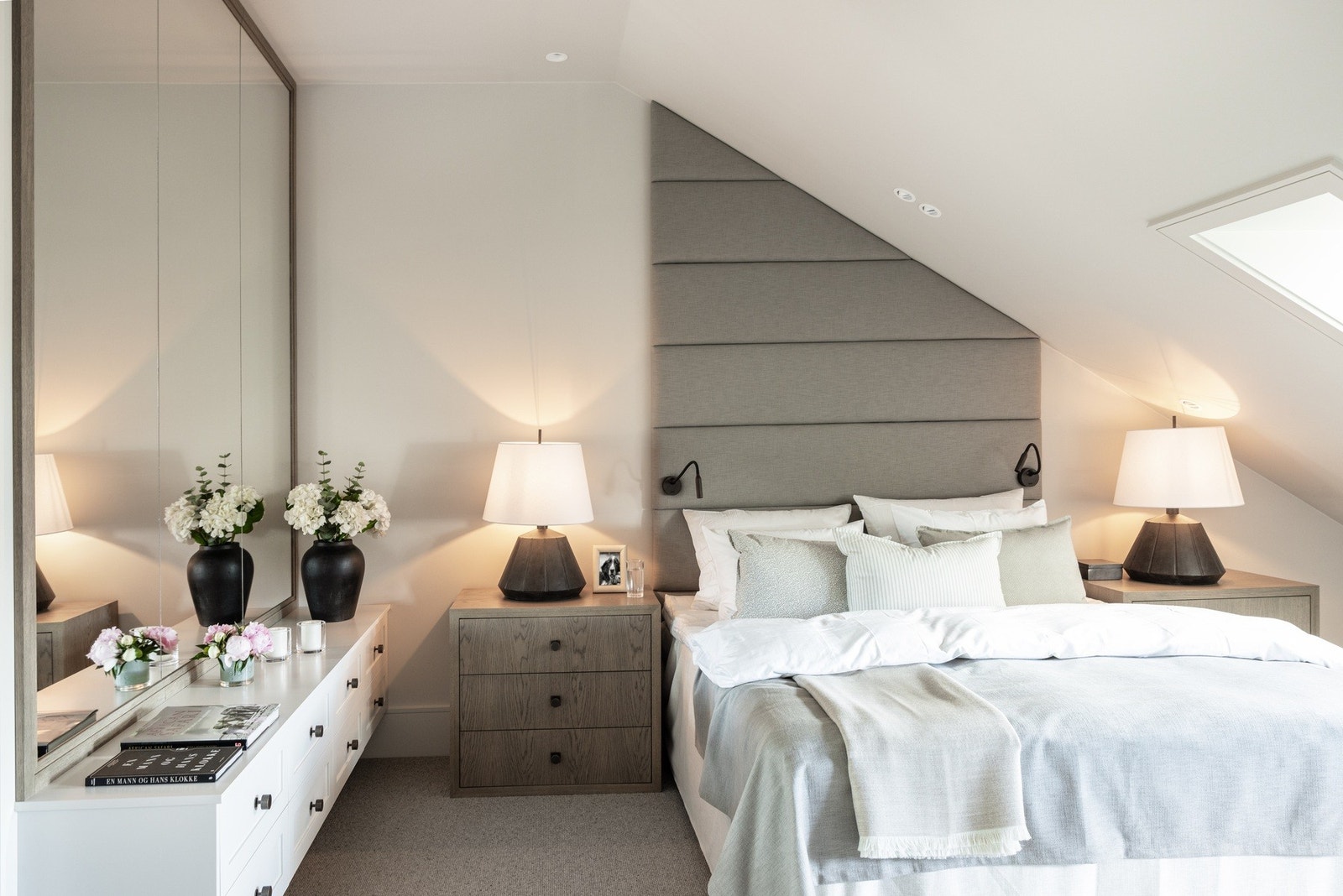 Master bedroom med spesialtilpasset hodegavl, store garderobeløsninger og lune fargetoner. Galleribilde