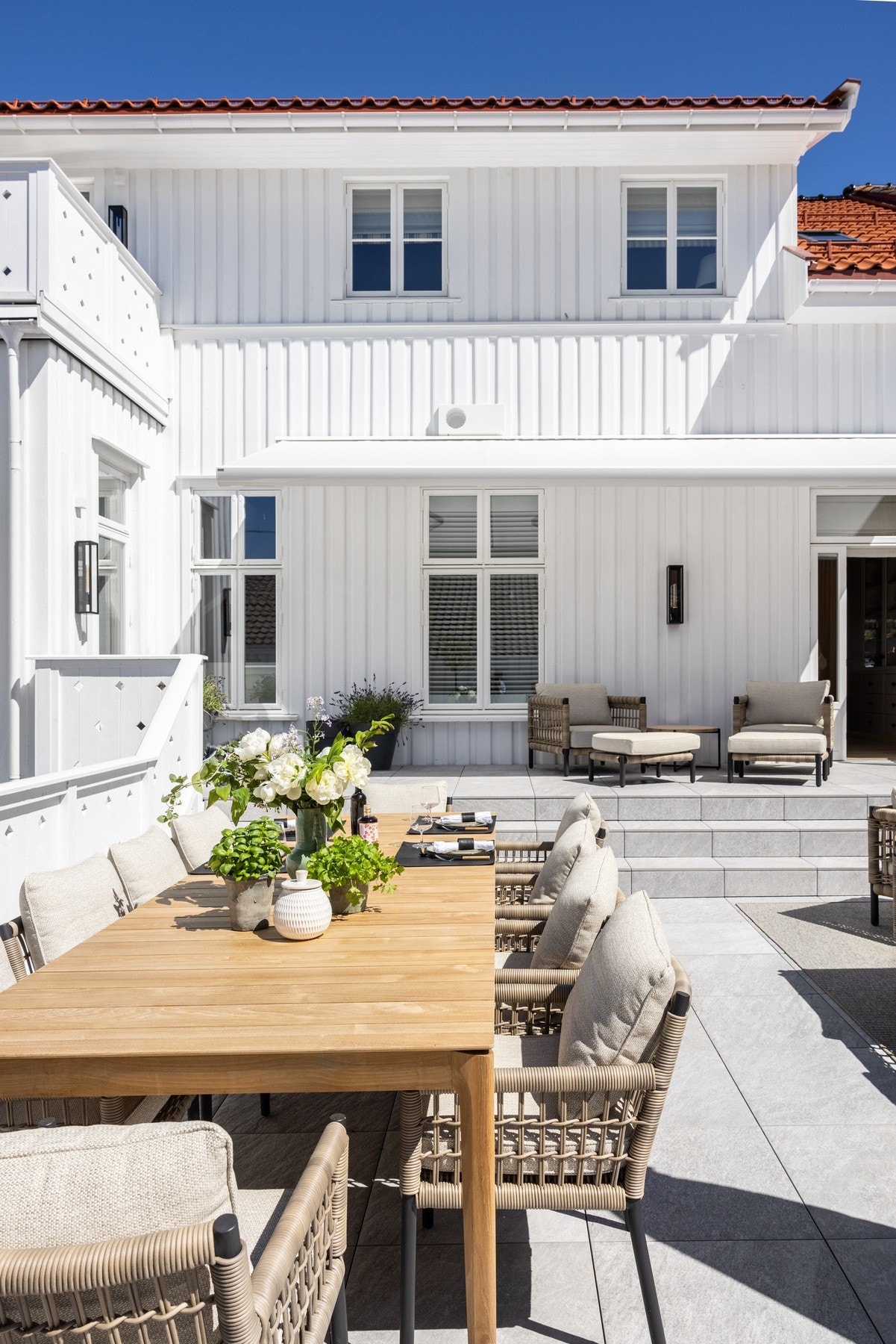 Uteområdet med flere soner og god plass til sosiale sammenkomster. Galleribilde