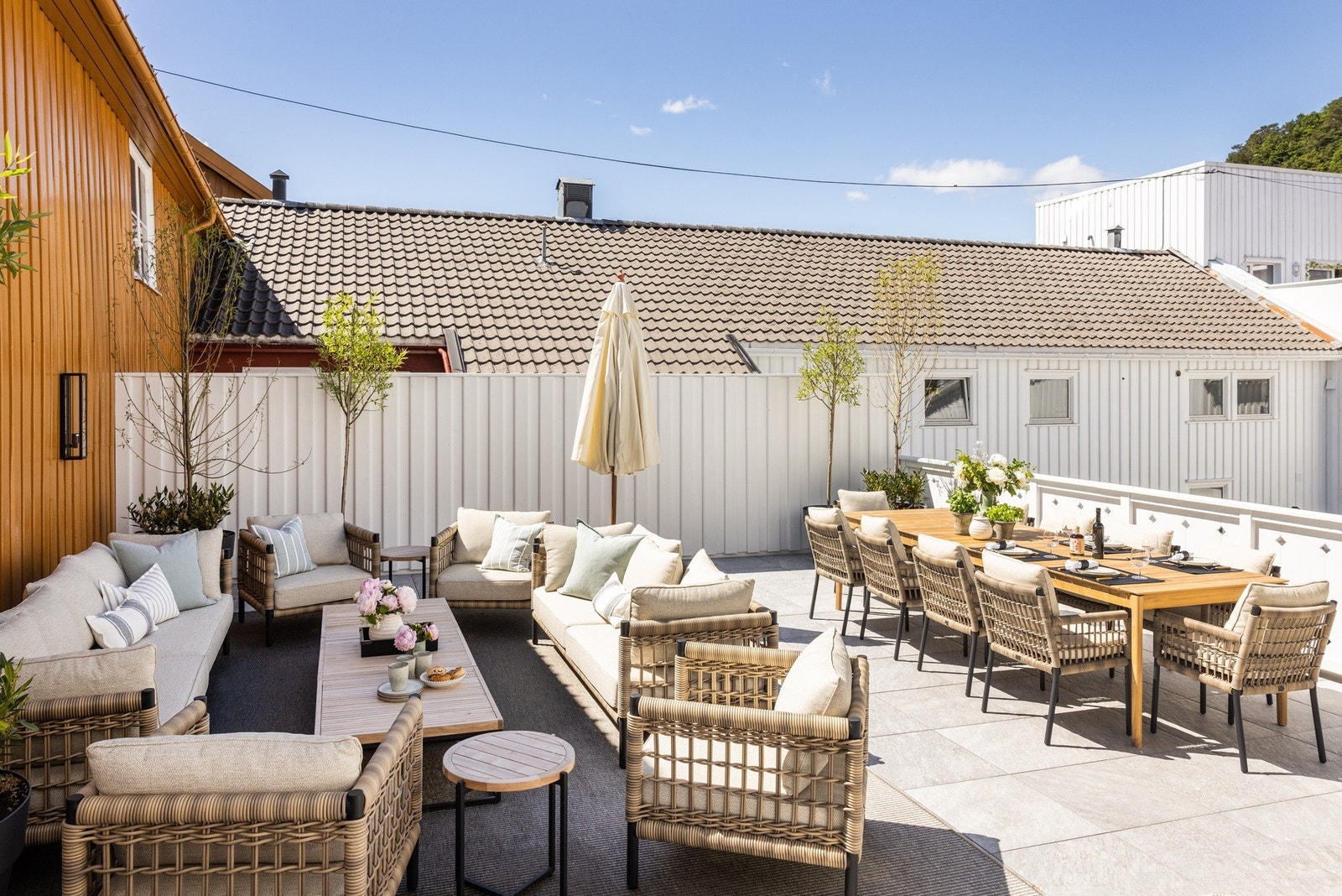 En moderne 5-roms, ombygget i 2025 med parkering, sjøutsikt og stor privat terrasse.Leiligheten har en stor og privat uteplass på ca 77 kvm. Galleribilde