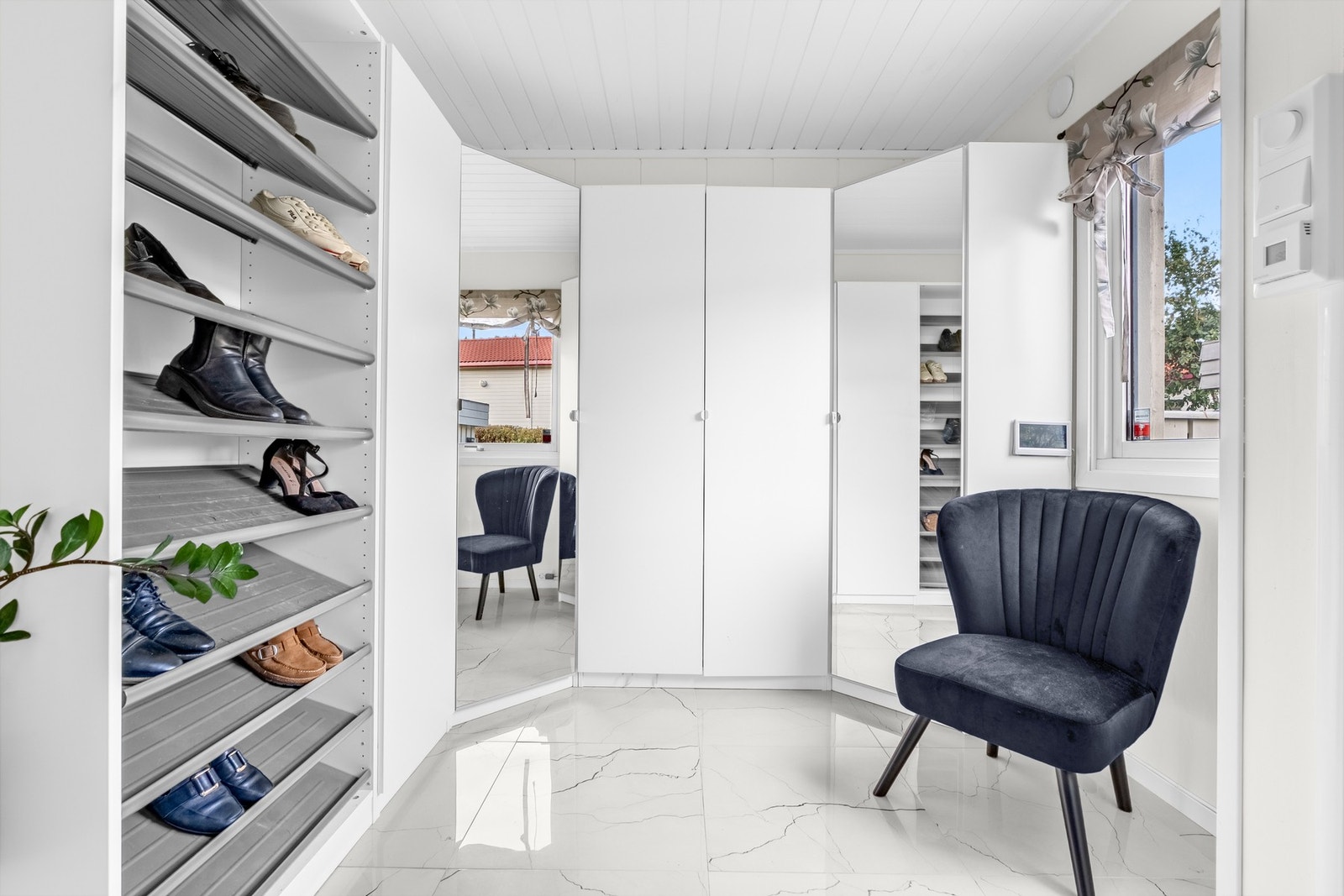 Opprinnelig soverom har blitt innlemmet i entreen. Entreen har inngangsdør, med glassfelt, og det er montert Yale Doorman (elektronisk lås). Galleribilde