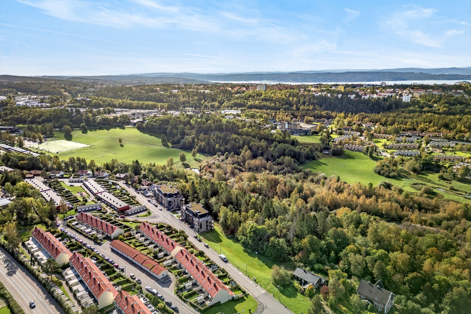 Det er gangsti ned til Østensjøvannet, ved siden av de nye leilighetene som er bygd på andre siden av veien. Galleribilde