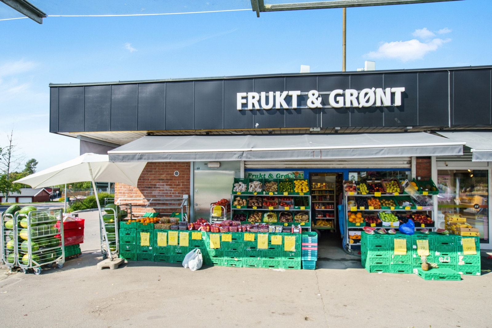 Ved Bogerud T er også Bogerud torg med flere butikker, som frukt og grønt-butikk, Bogerud tekstil, apotek, mm. Galleribilde