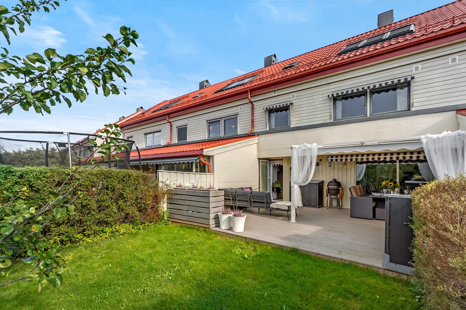 Markterrassen er av svært god størrelse, og eier har hatt pergola over deler av den. Galleribilde