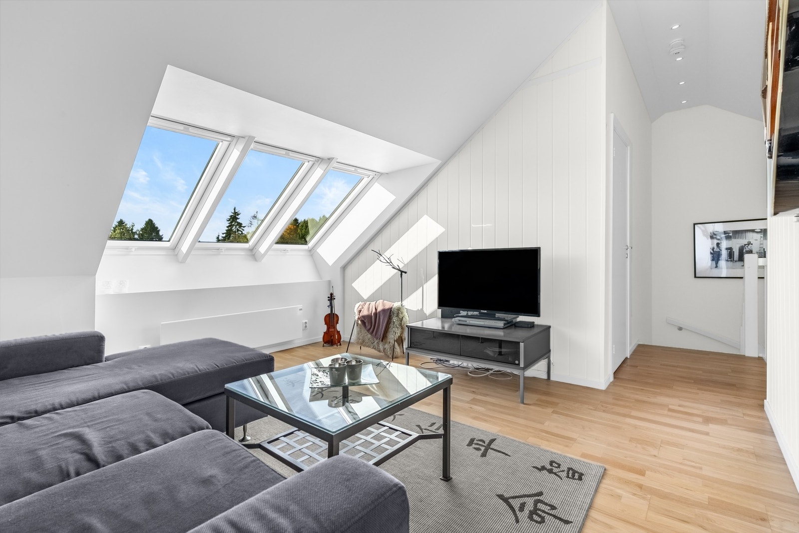 En lys og romslig loftstue, som fungerer godt som et ekstra oppholdsrom for familien. Galleribilde