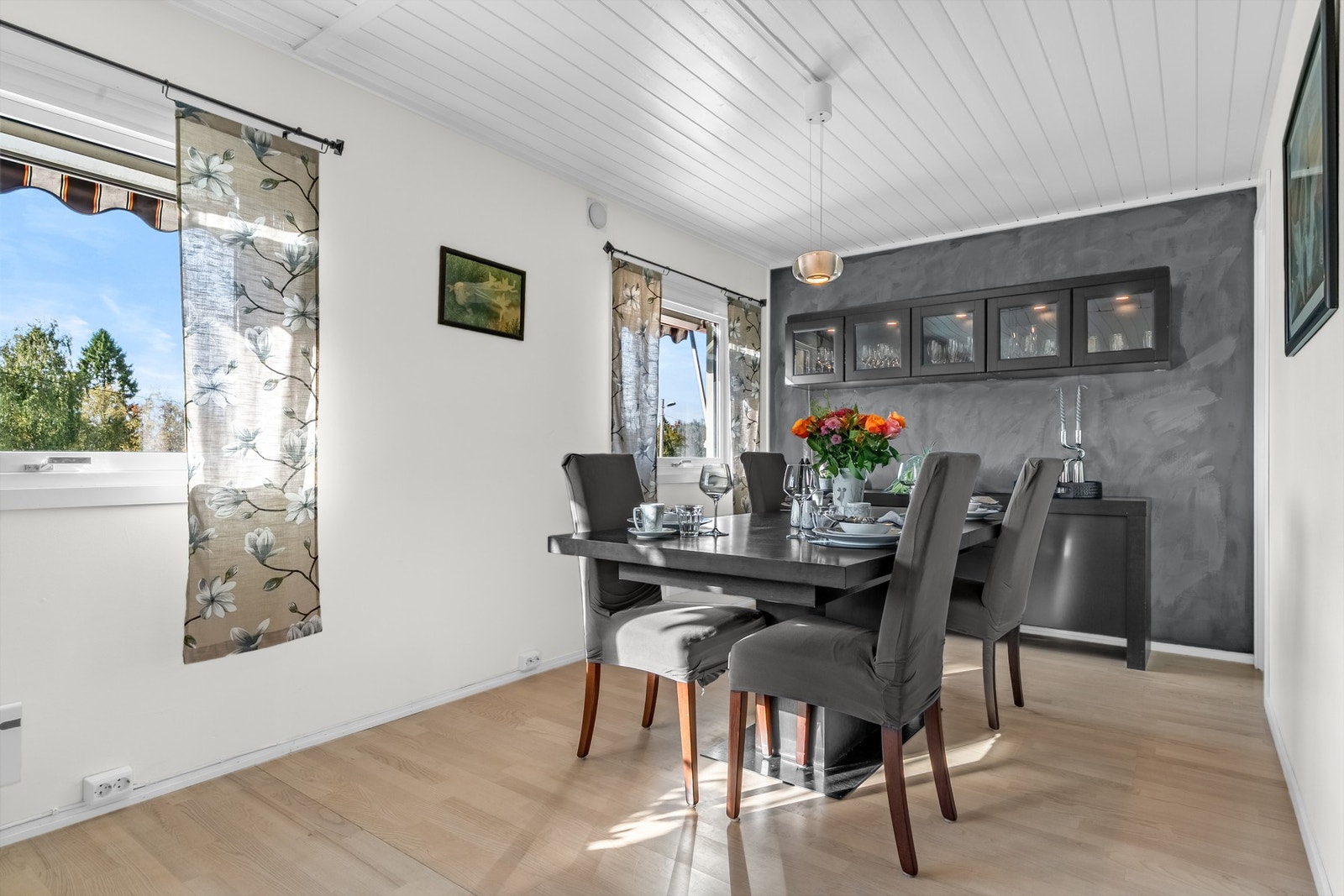 Her er det god plass til stort spisebord, hvor måltidene kan nytes i hyggelig lag. Galleribilde