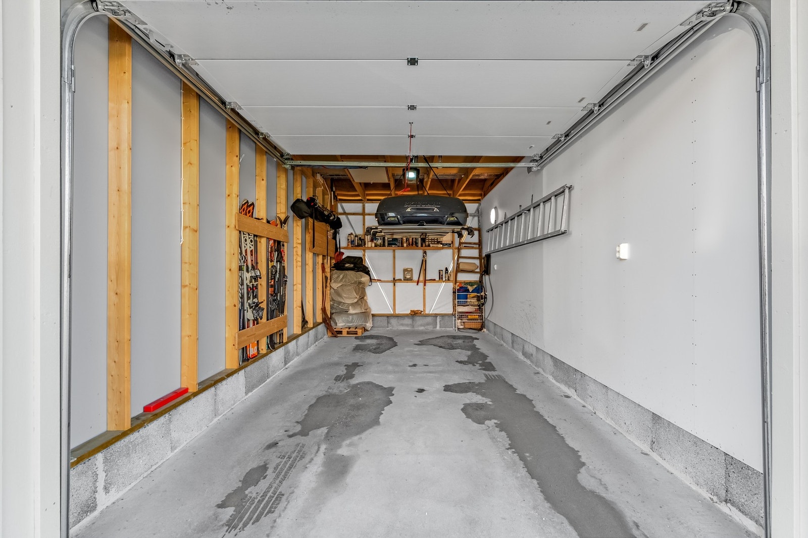 Plass nr 15 medfølger boligen. Mulighet for lagring innerst i garasjen og på hems. Galleribilde
