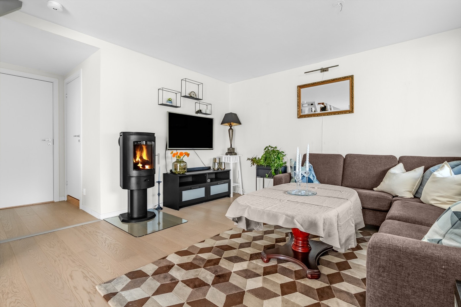 Moderne peisovn gir ekstra varme og hygge på kalde høst- og vinterdager. Galleribilde