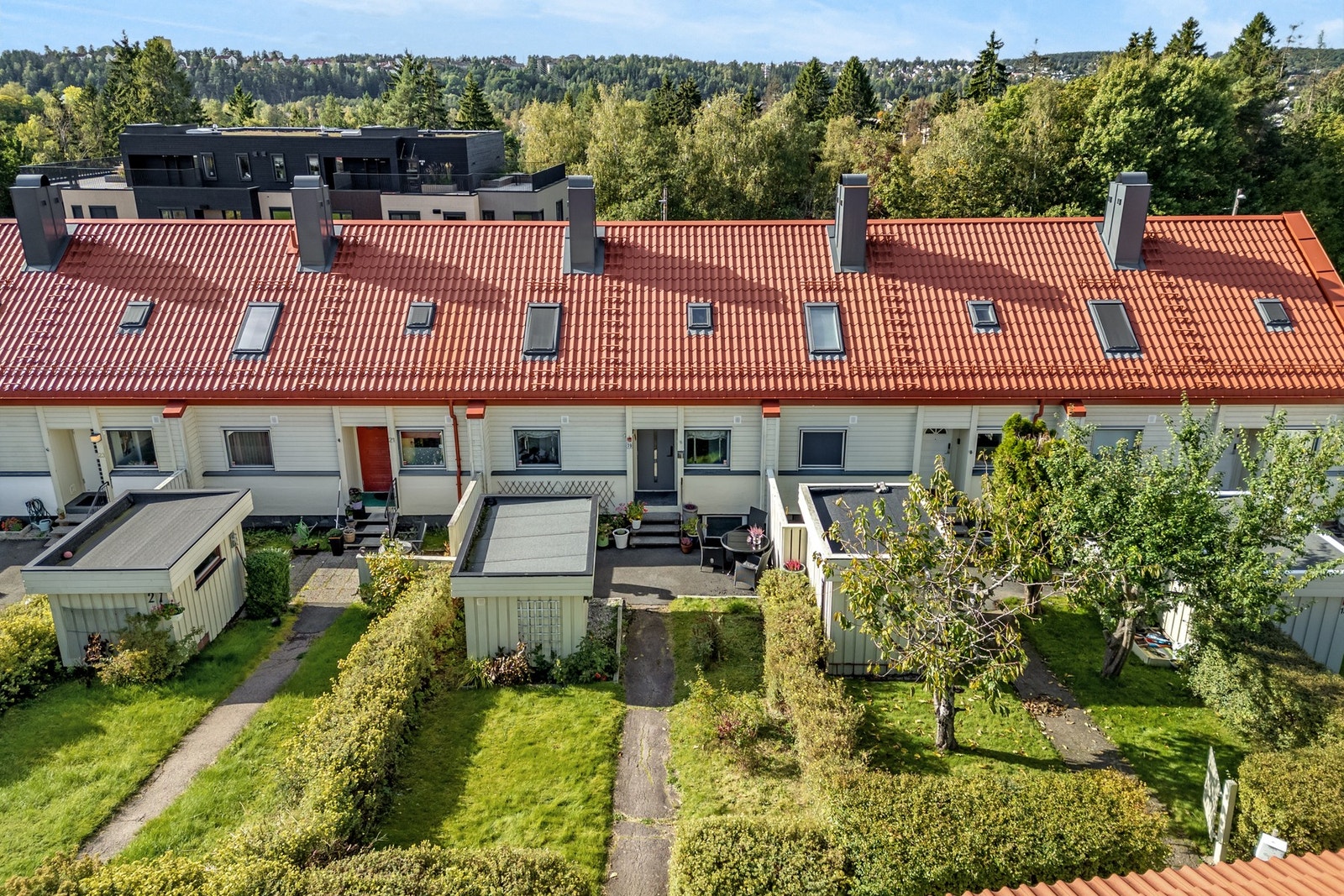 Hyggelig inngangsparti via gangvei. Denne siden er opparbeidet med gressplen og diverse planter og prydbusker. Galleribilde