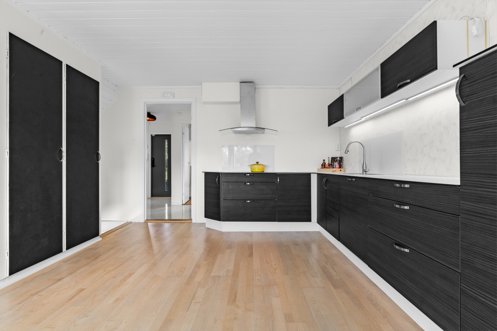 Kjøkkeninnredning fra 2013, med glatte fronter og benkeplate i kompositt. Det er montert både aquastop og komfyrvakt. Galleribilde