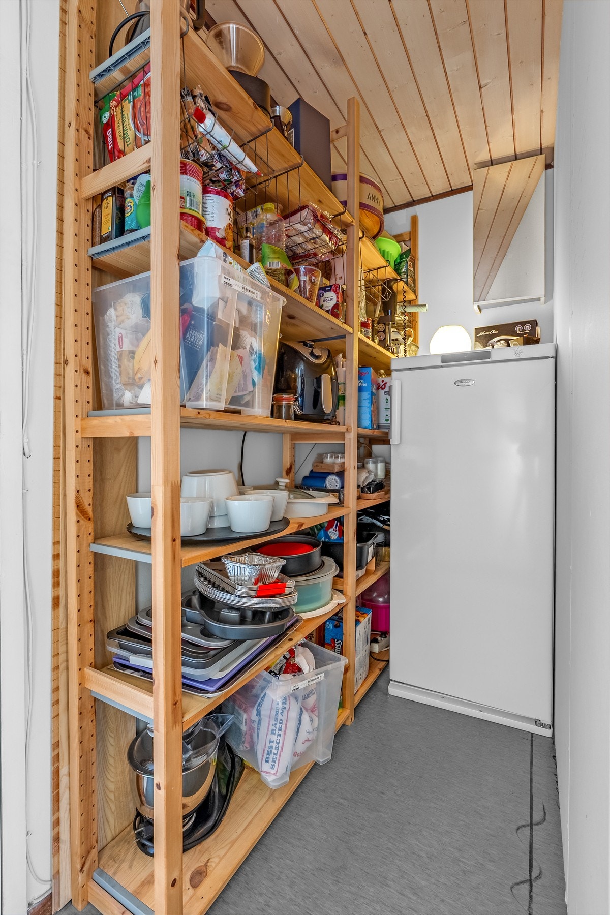 I tilknytning til spisestuen er det en innvendig bod, som er innredet som praktisk matbod. Galleribilde