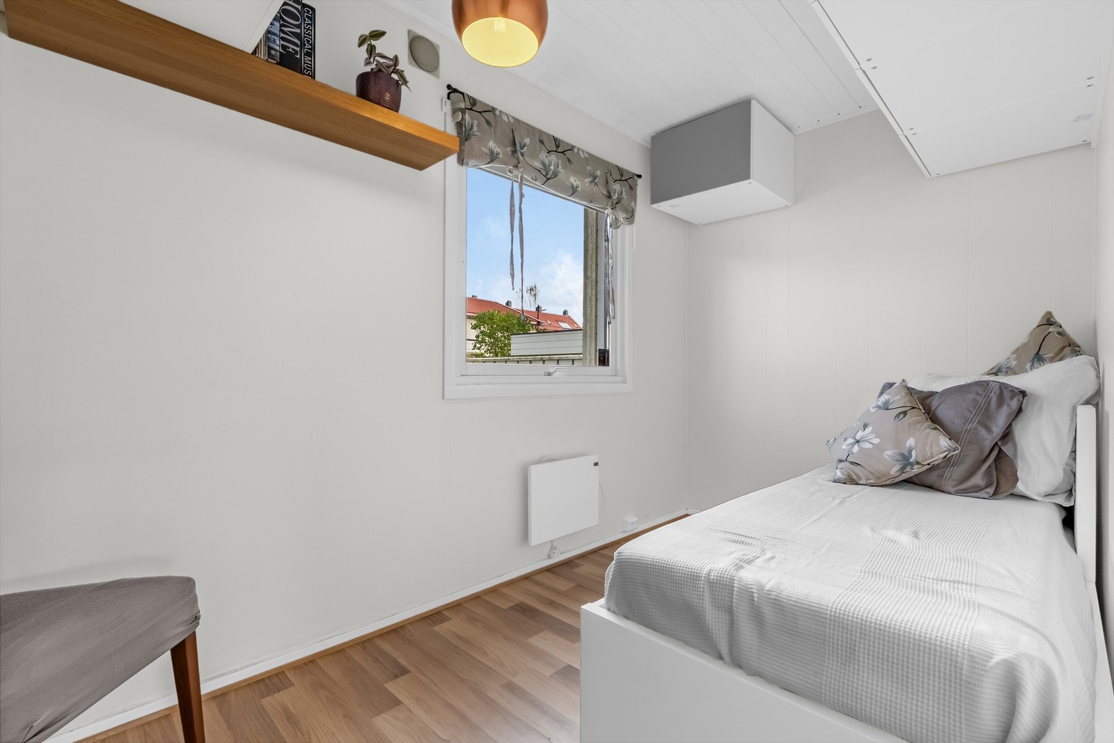 Fint soverom som i dag benyttes som kontor/gjesterom. Rommet har adkomst fra entreen og vindu mot øst. Galleribilde