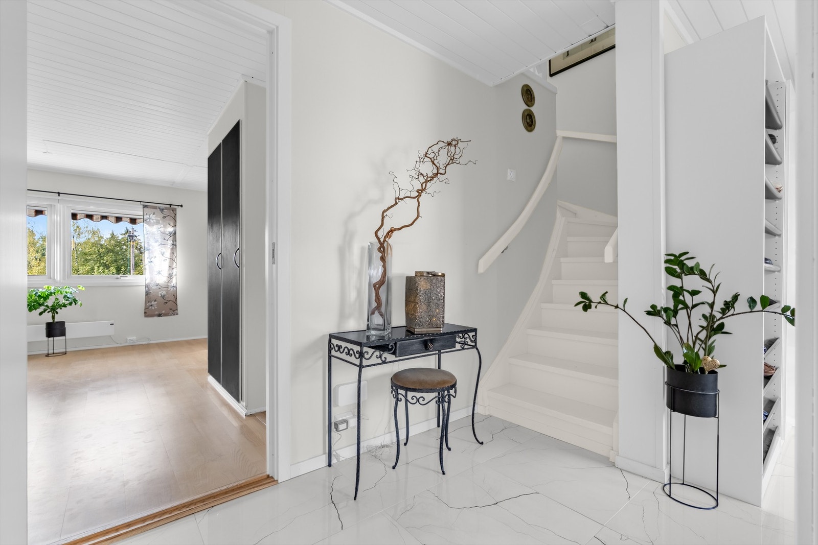 Når du kommer inn i boligen møtes du av en stor entré, med rikelig oppbevaringsplass. Galleribilde