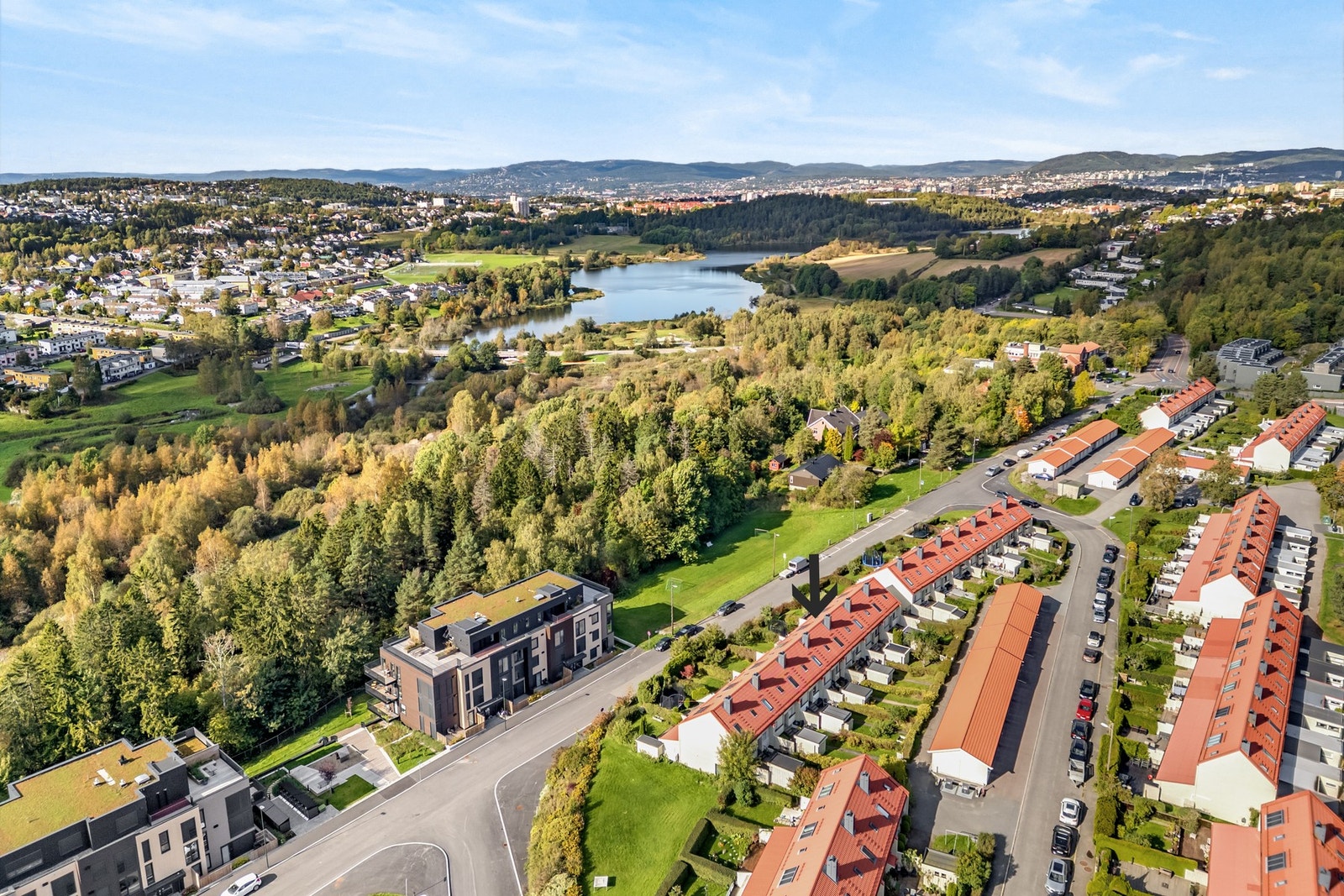 Beliggenhet i rolig gate, kort vei fra Østensjøvannet. Garasjen som medfølger ligger i rekken til høyre for rekkehuset. Galleribilde