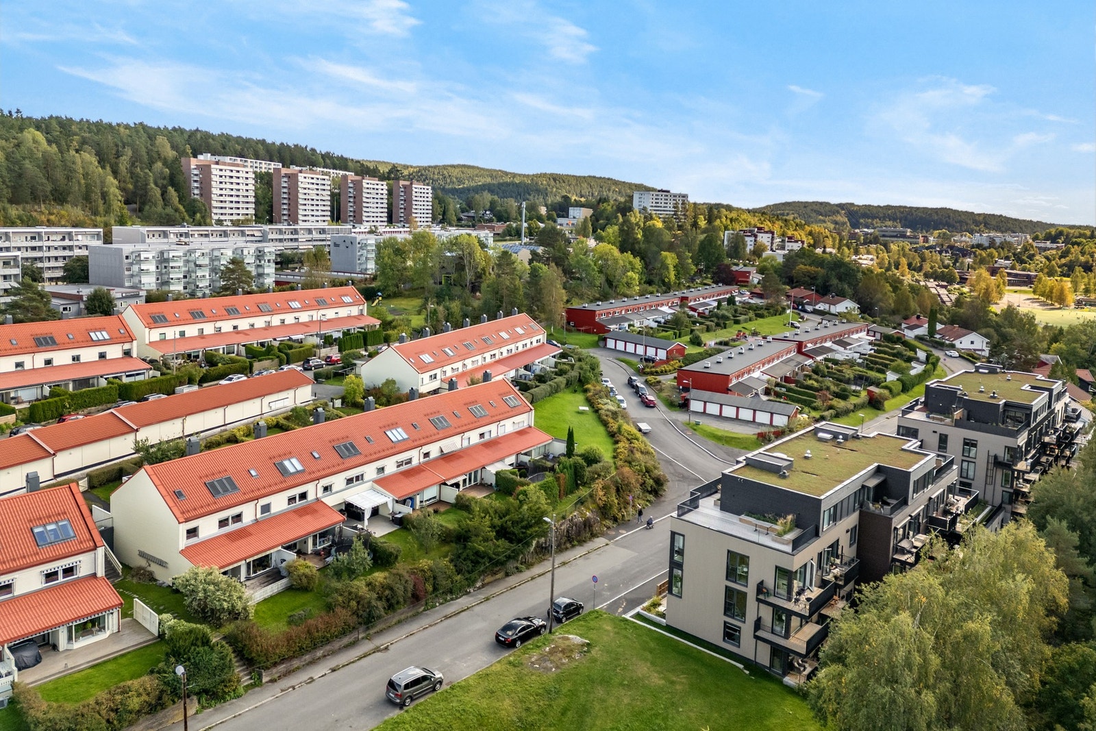 Fra boligen har du nærhet til skole og barnehage, samt rikelige tur- og rekreasjonsmuligheter. Galleribilde