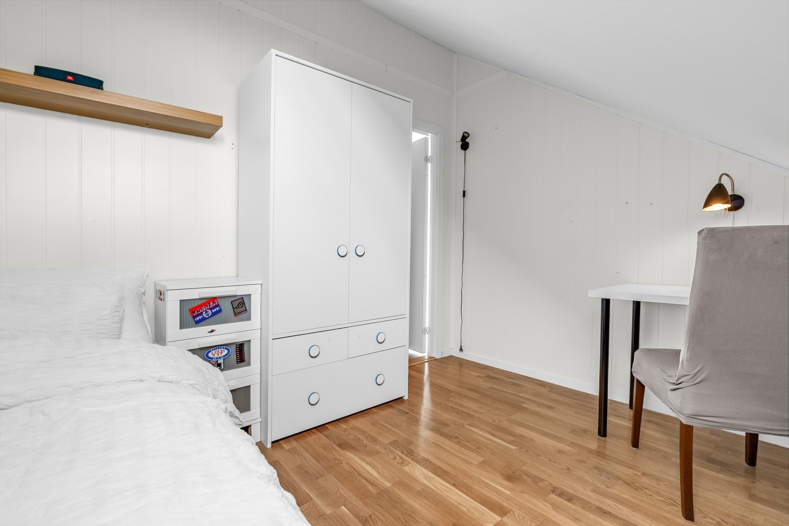 Rommet har fin plass til seng, garderobeskap og skrivepult. Galleribilde