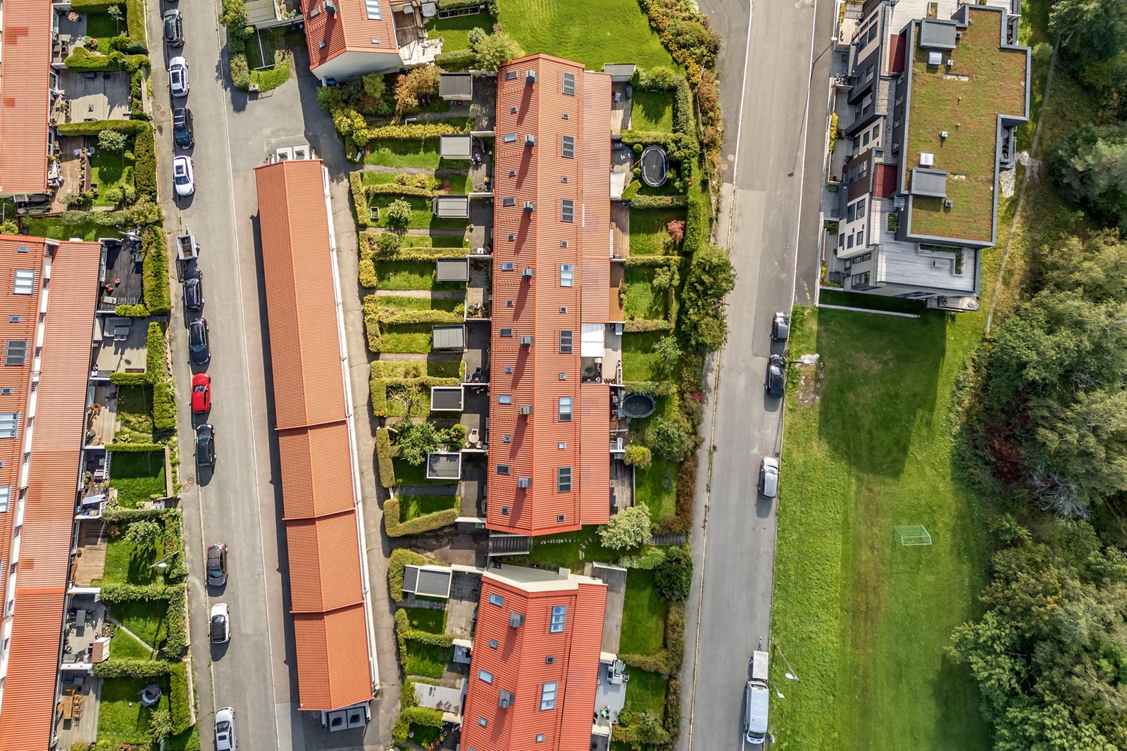 Boligen har uteplass på begge sider av huset. Dette gir svært gode solforhold og flere uteplasser og boltre seg på. Galleribilde