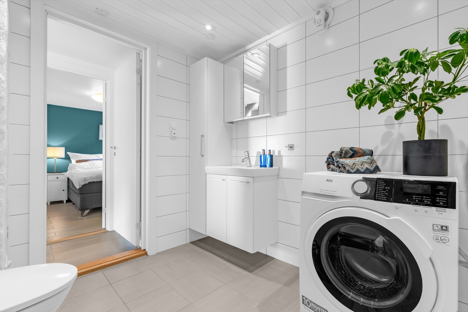 Badet har opplegg for vaskemaskin og tørketrommel. Galleribilde