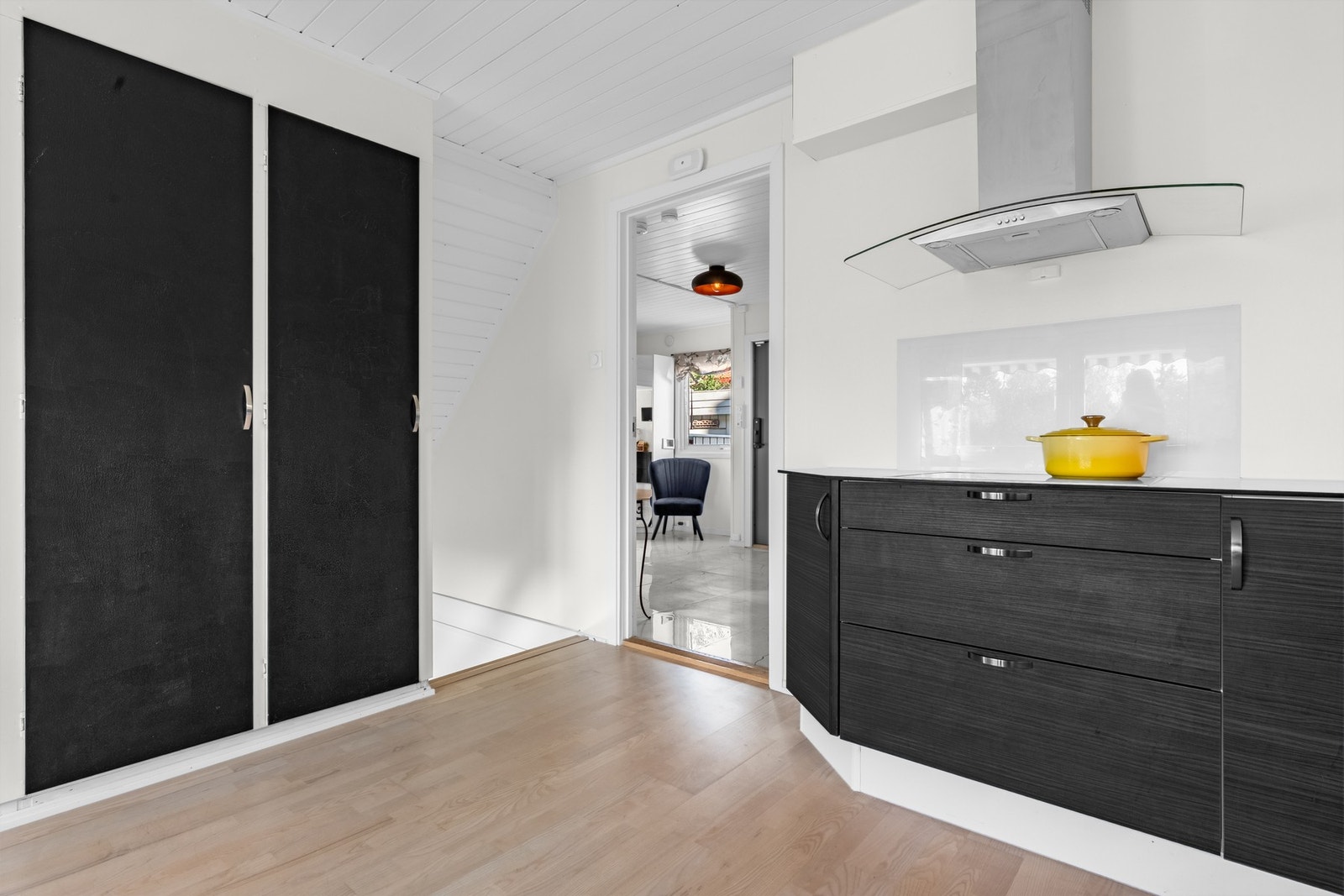 Høyskap med ytterligere lagringsmuligheter. Videre gir integrerte hvitevarer et pent helhetsuttrykk; integrert induksjonsplatetopp, stekeovn, oppvaskmaskin, kjøleskap og mikrobølgeovn. Galleribilde