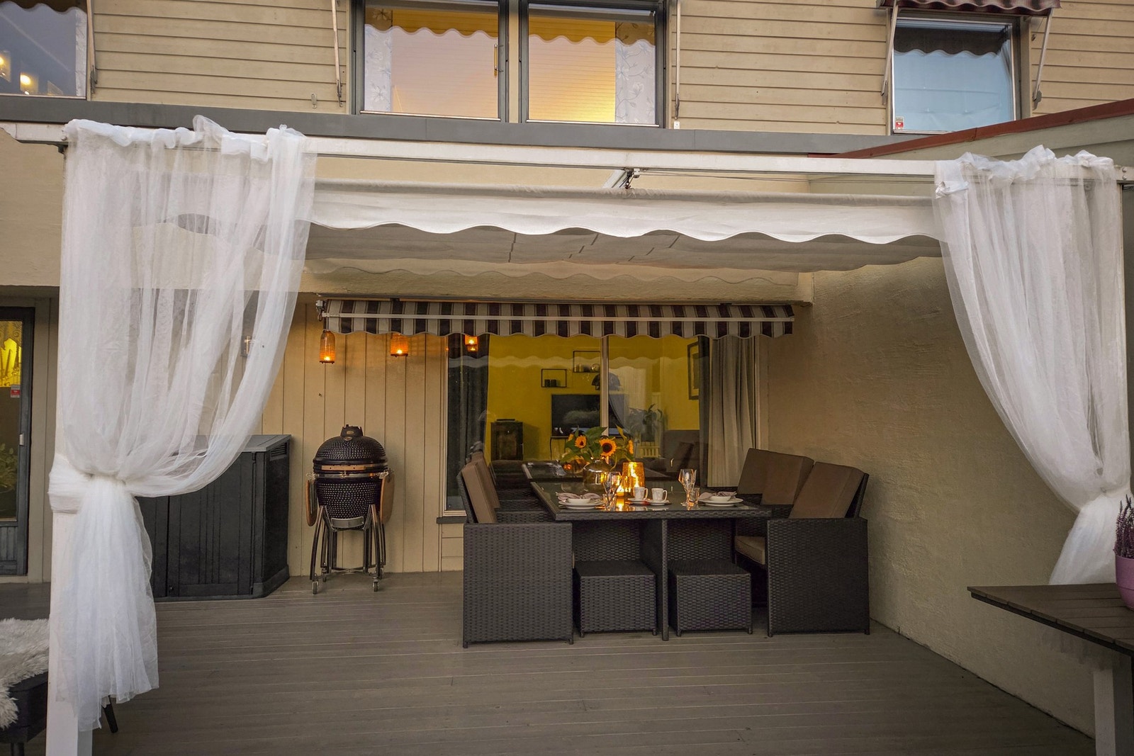 Dette skaper en lun sitteplass, som også er nydelig på kveldstid. Bildet er tatt av selger. Galleribilde