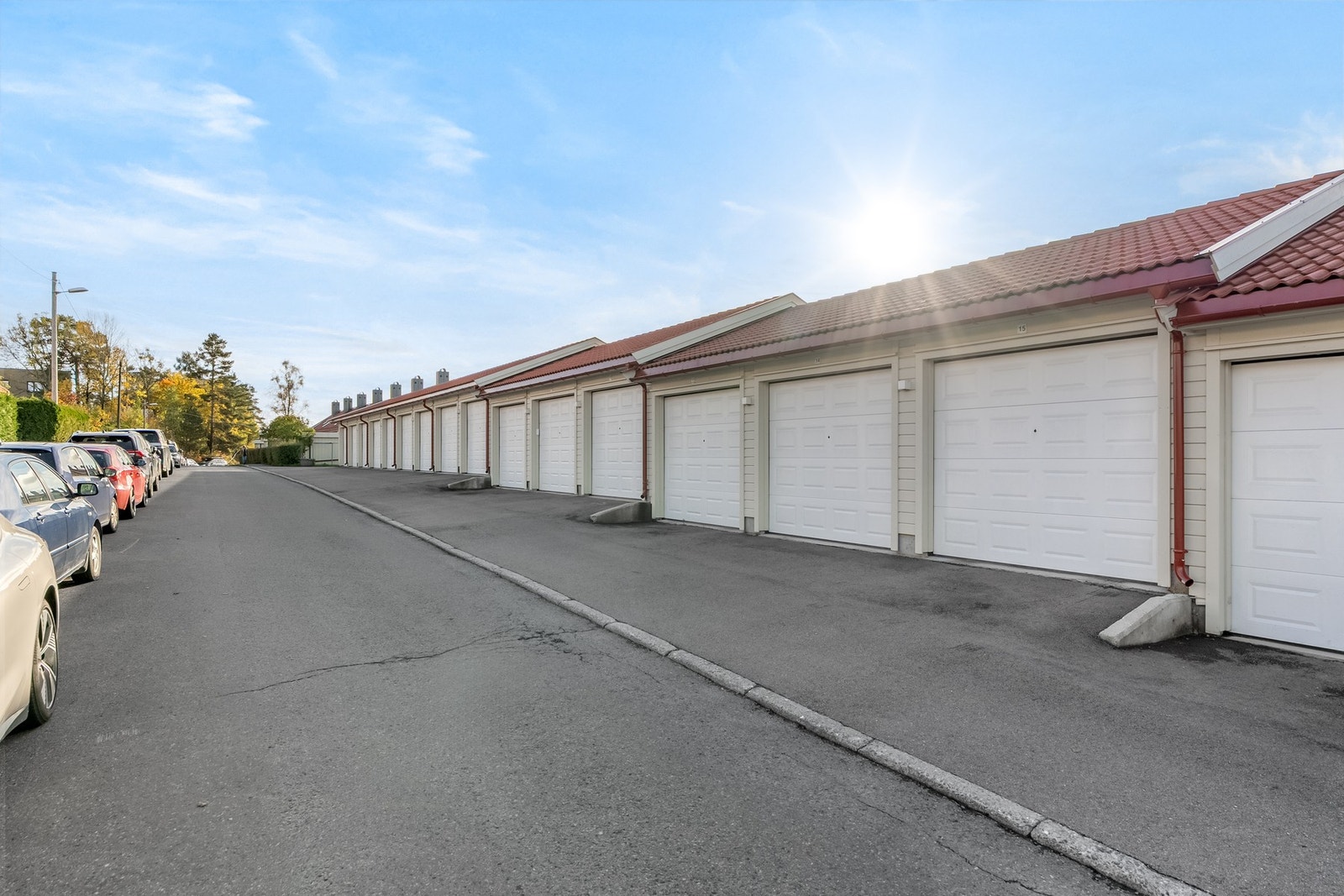Nyere og moderne garasjerekke, med elektrisk port og lader for el-bil, ligger rett ved boligen. Galleribilde