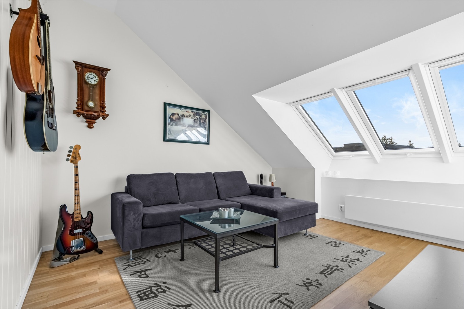 Da loftsetasjen ble bygd på, var hele etasjen ett stort, åpent rom. Eier valgte å sette opp vegger og etablere flere rom. Galleribilde
