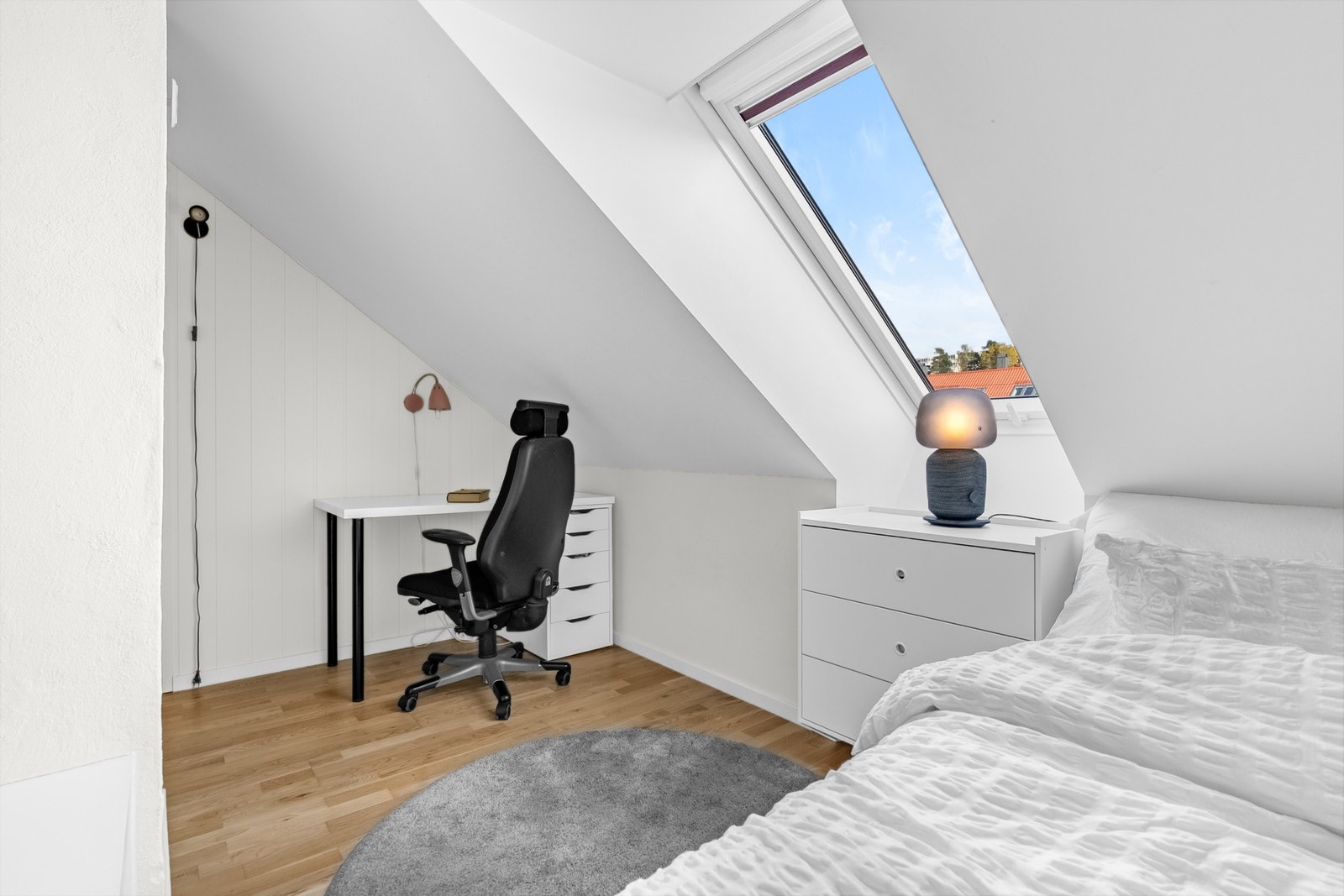 I andre enden er det plass til skrivepult. Rommet passer perfekt som barne- eller ungdomsrom. Galleribilde