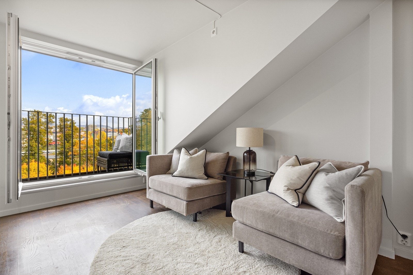 En unik toppleilighet med privat heisadkomst rett inn i leiligheten. Galleribilde