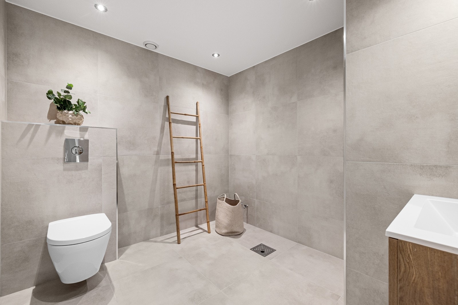 Opplegg for montering av badekar (eget sluk og vannuttak på vegg). Galleribilde