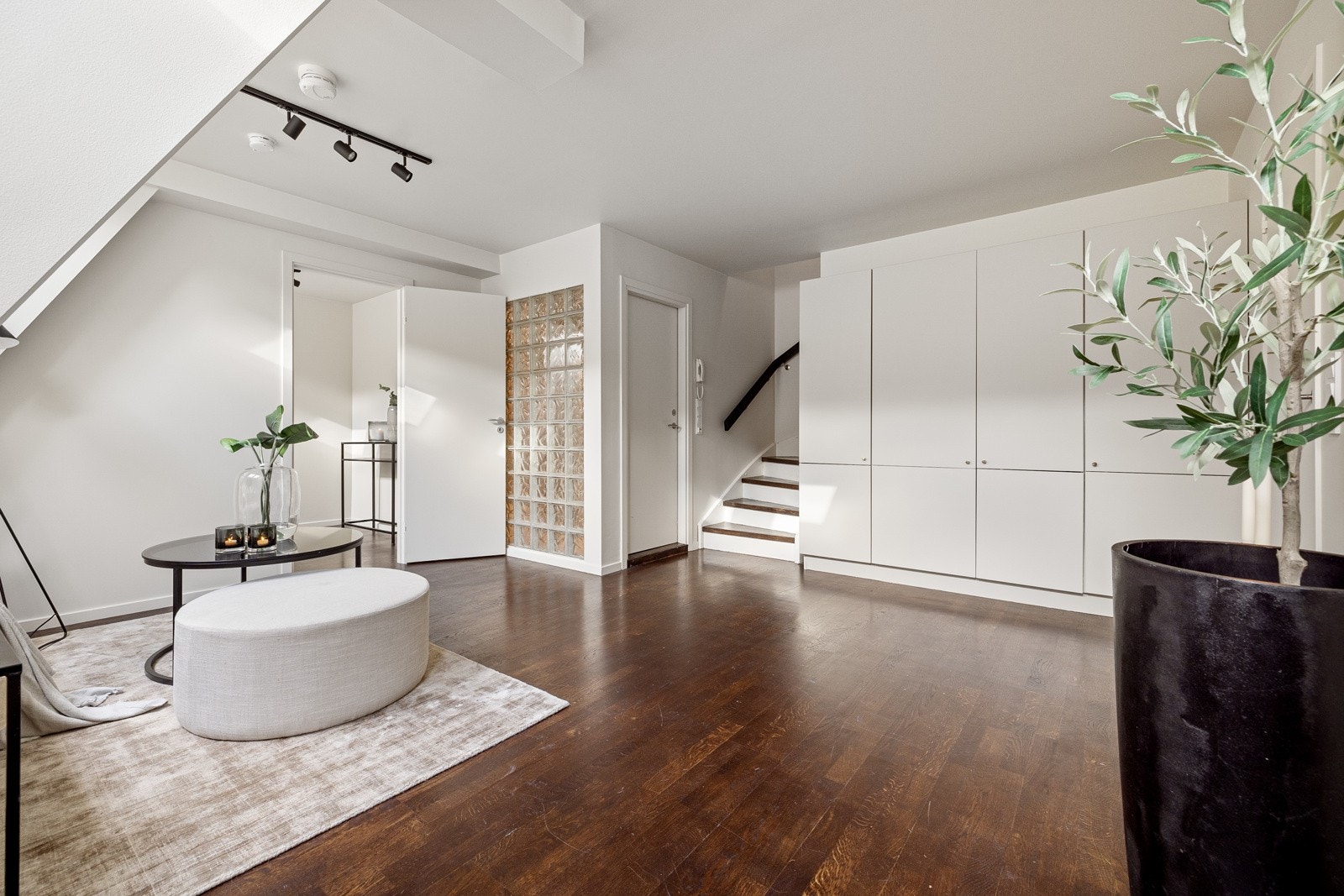 Leiligheten strekker seg over to plan og har flere sosiale soner, mye lagringsplass og nymalte overflater. Galleribilde