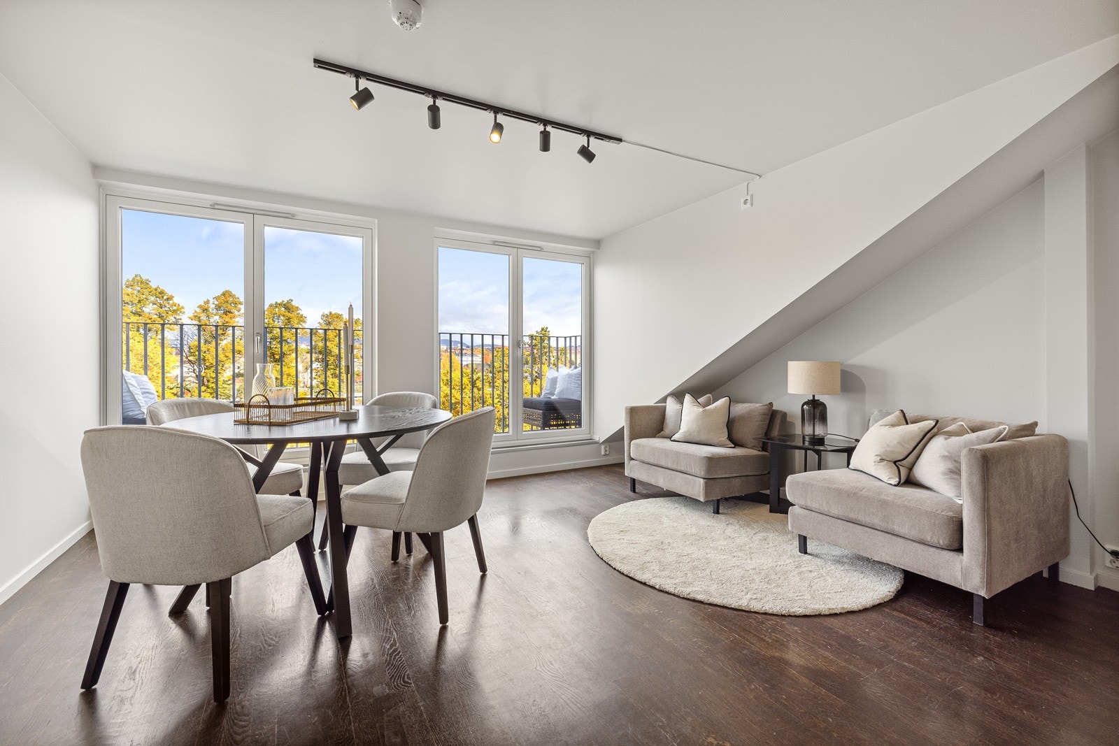 Høy og fri beliggenhet med flott utsikt, uten bebyggelse i front. Galleribilde