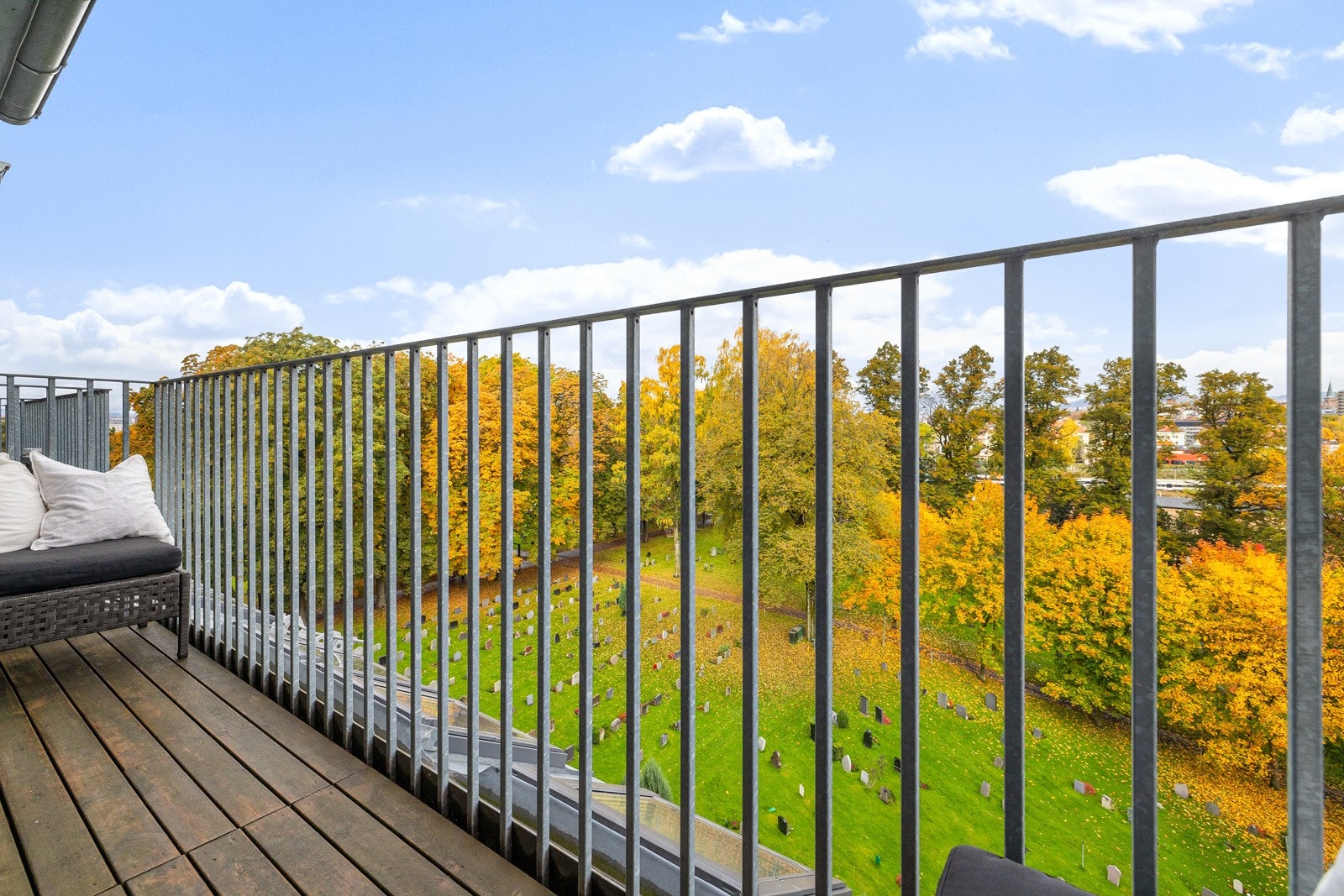 Balkong uten innsyn med sol fra morgen til ettermiddag. Galleribilde