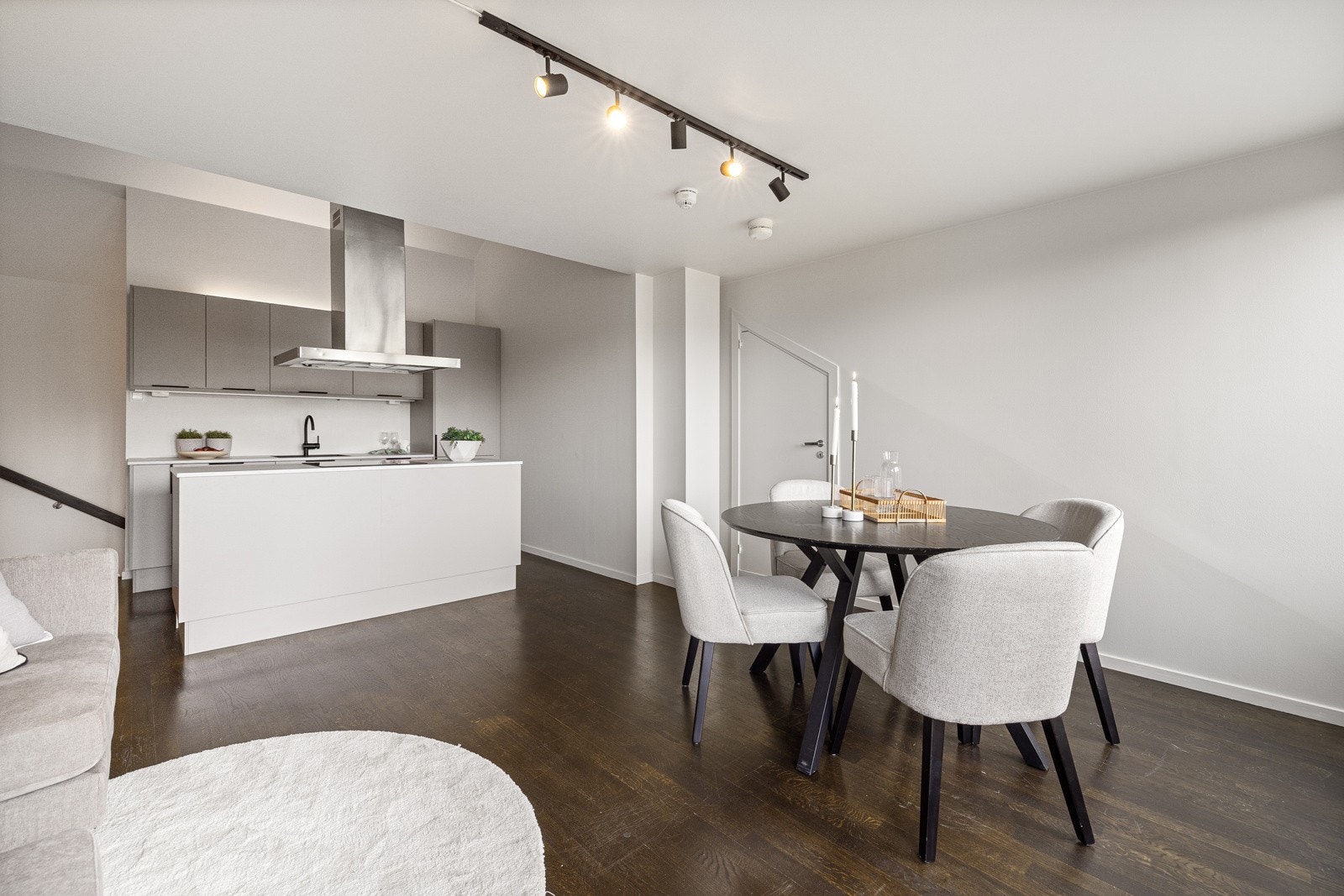 Kjøkkenet ligger i åpen og sosial løsning mot stue og spisestue. Galleribilde