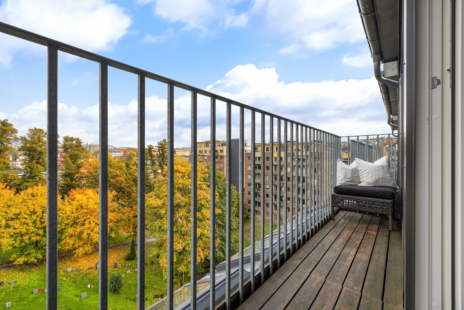 To solrike, sydvendte balkonger på totalt med idyllisk utsyn. Galleribilde