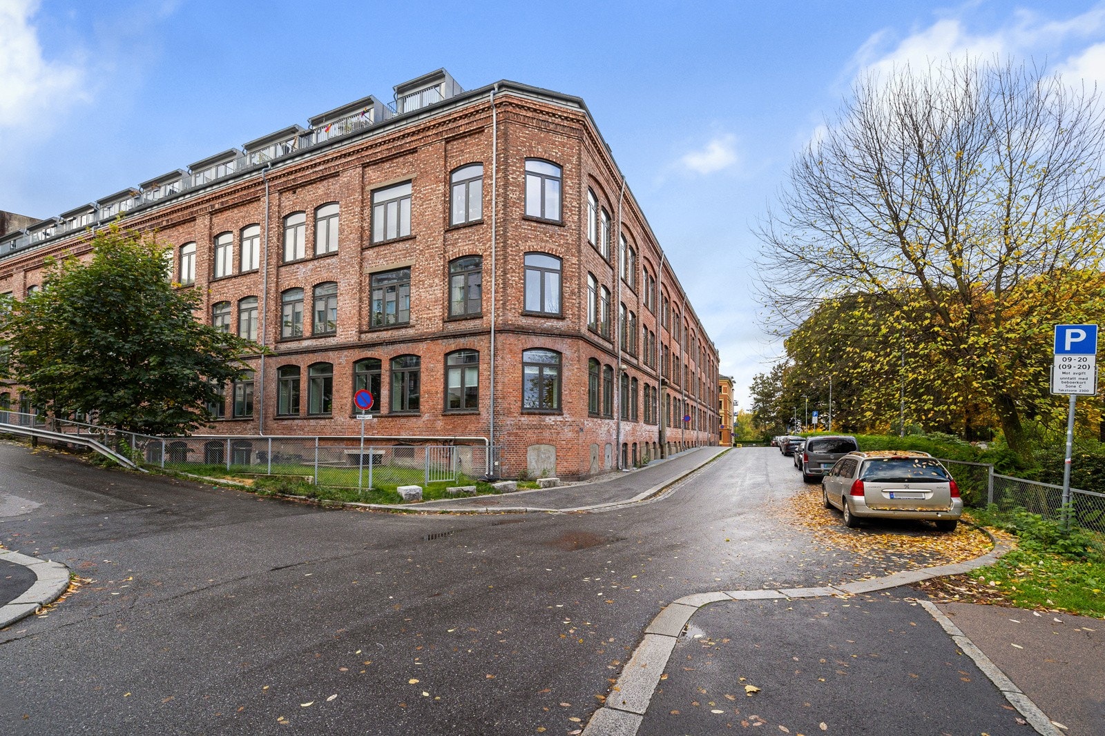 Rolig og tilbaketrukket sidegate med god avstand til nærliggende bebyggelse. Galleribilde