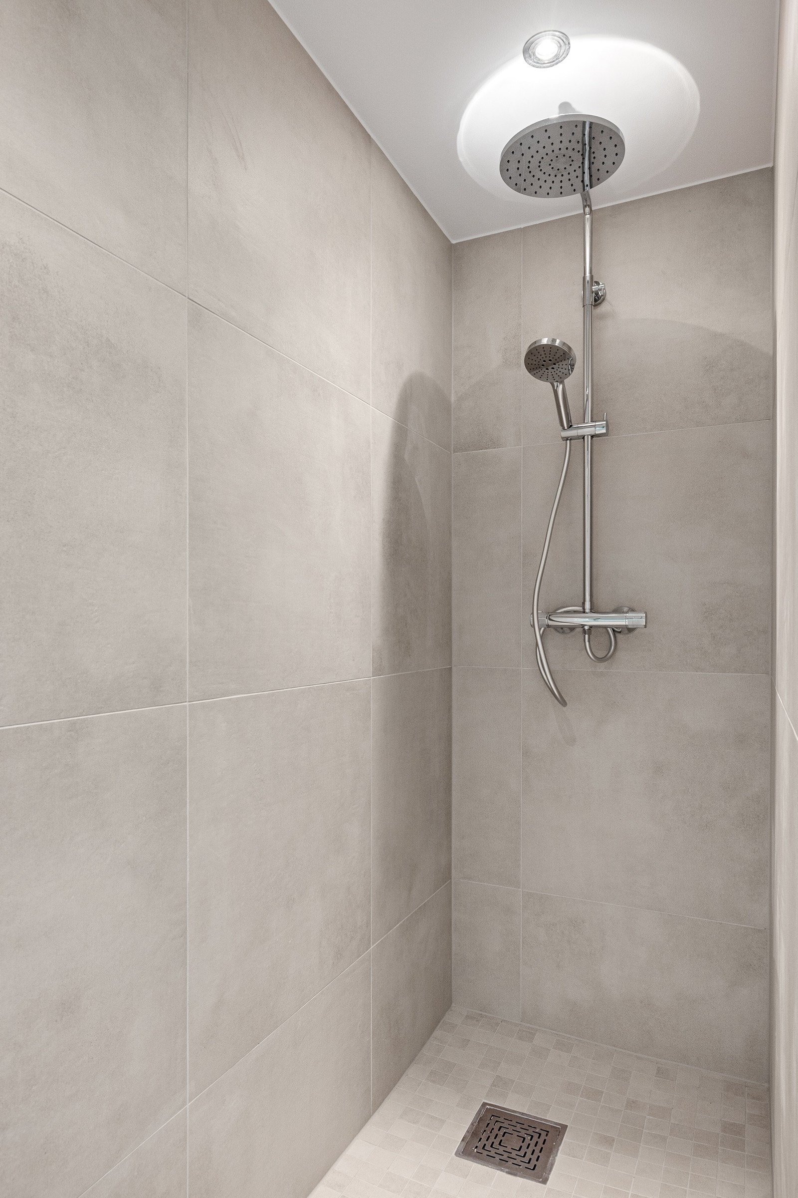 Romslig dusjsone med waterfall- og hånddusj. Galleribilde