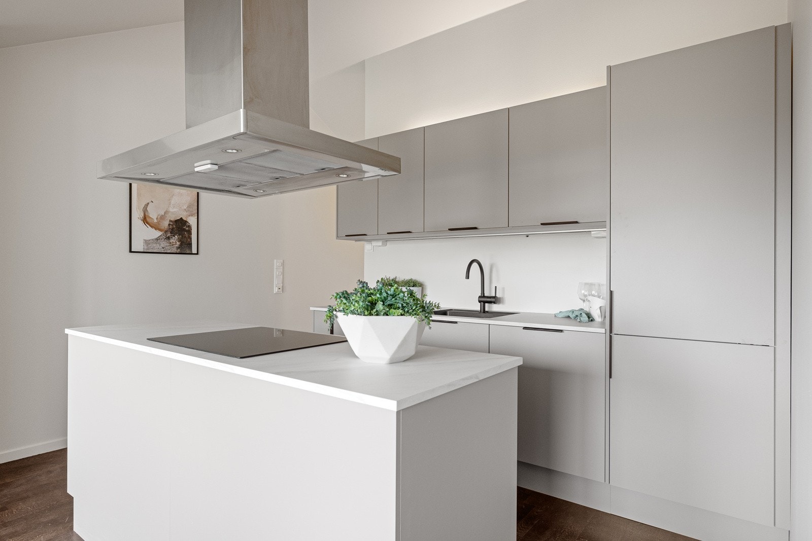 Kjøkkenøy med platetopp. Galleribilde