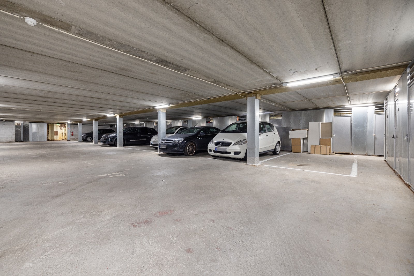 Med leiligheten følger en garasjeplass. Fra garasjen er det privat heis med adkomst rett inn i leiligheten. Galleribilde