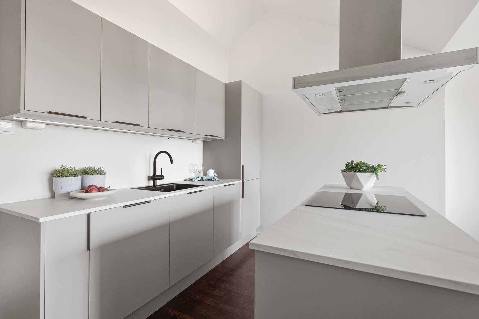 Helt nytt og lekkert kjøkken fra danske HTH med alle hvitevarer integrert. Galleribilde