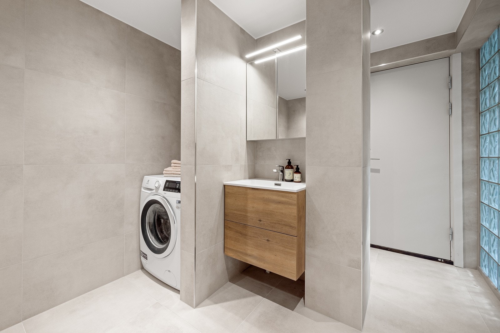 Delikat baderom, oppgradert i 2024 med nye fliser, innredning og armaturer. Galleribilde