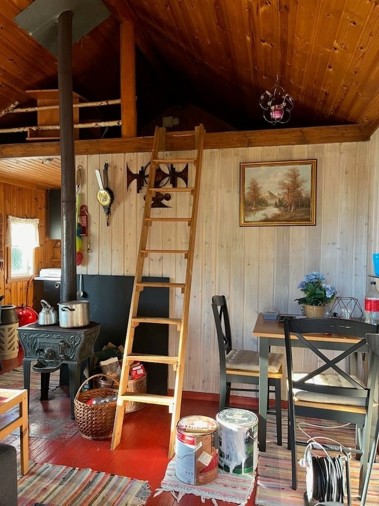 Stige opp til hems med liggeplass til flere. Galleribilde