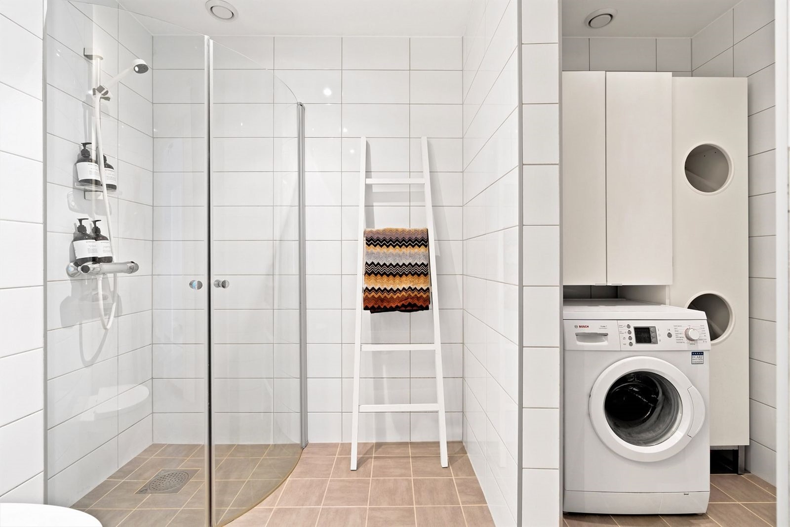 Badet er moderne, og har en egen plassering for vaskemaskin og tøy. Galleribilde